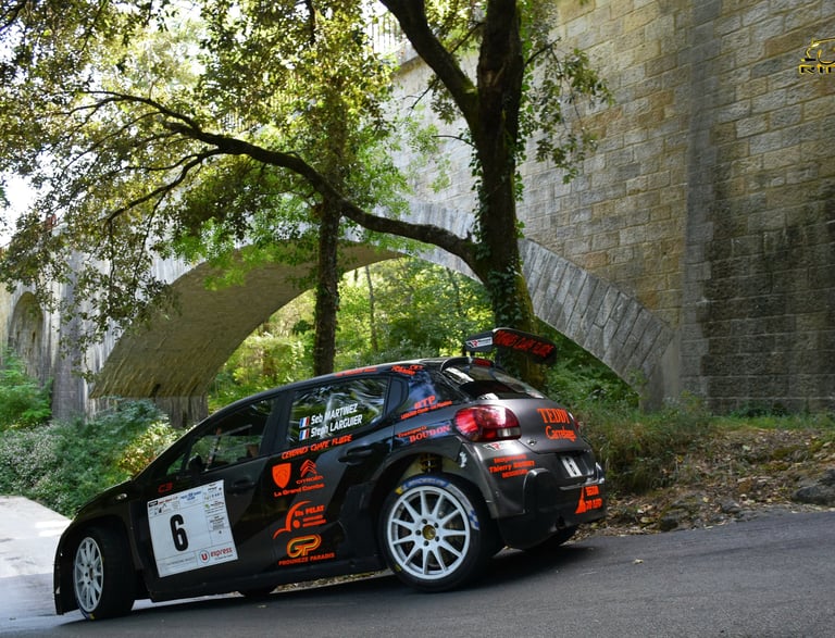 Une Citroën C3 Rally2 sous un pont proche de Saint Jean du Gard