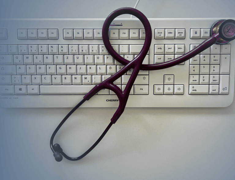 Symbolbild mit weißer Computer-Tastatur und Stethoskop – Kontaktaufnahme mit der Hausarztpraxis