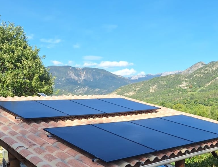 Panneaux photovoltaïques installés sur carport en plaques PST à Mézel, vue rapprochée avec paysage en arrière-plan.
