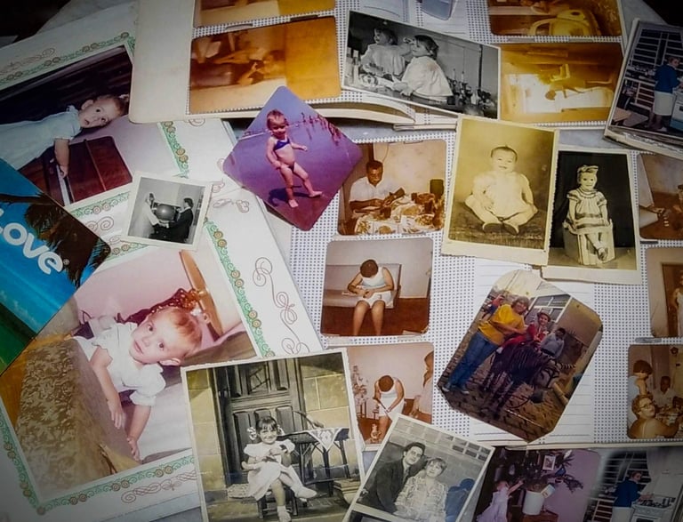 Várias fotos antigas de crianças e famílias