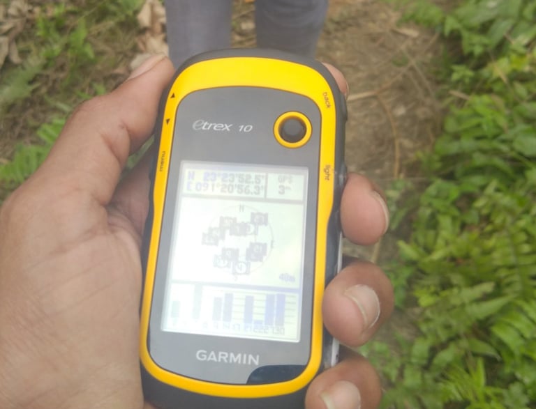 crop this image in the same formal for only GPS device