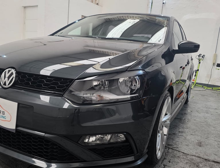 Volkswagen Polo 2021 pulido con acabado brillante y recubrimiento ceramico, zapopan