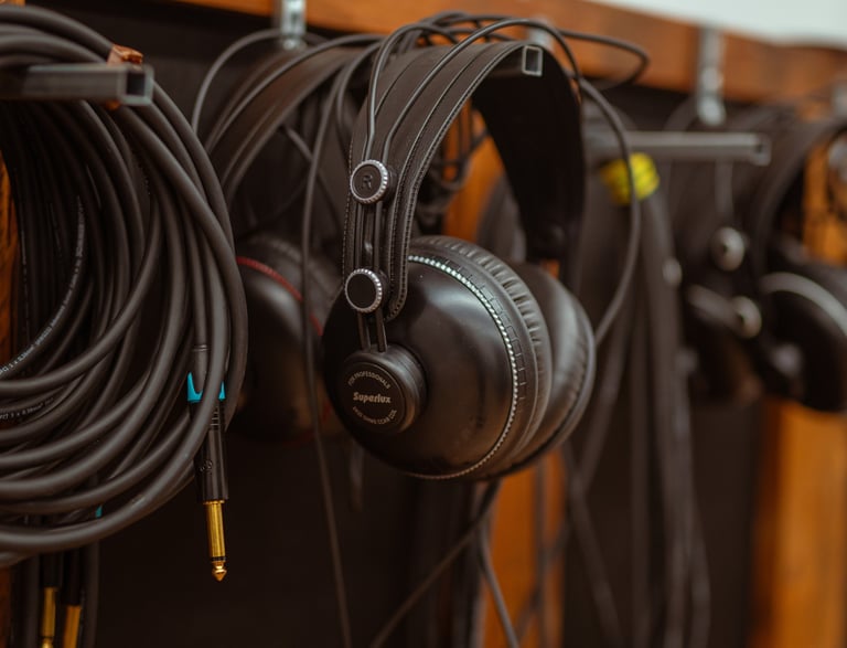 cavi e cuffie studiati durante i corsi da tecnico del suono a pesaro e urbino