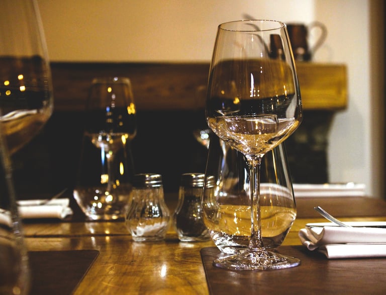 Restaurant a fondues, fromages suisses, vin, tapas, raclette a volonté, avec cheminée 