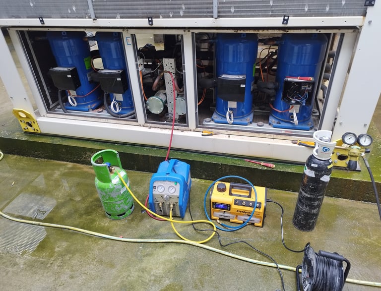 Equipo de recuperación de gas freón, realizando recuperación de gas en una central de refrigeración.