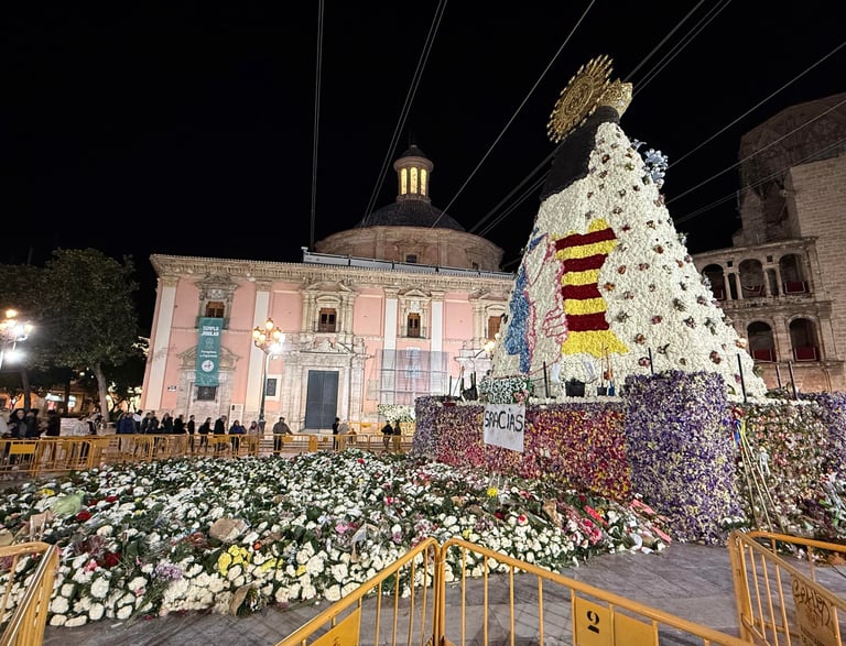 Manto de flores Virgen de los Desamparados en fallas. Plaza de la Virgen Valencia