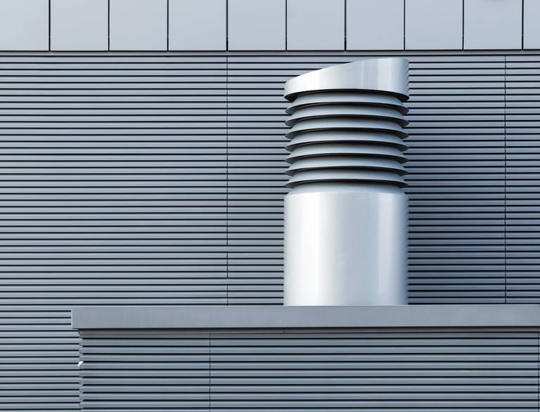 ett metallrör med ett stort metallrör som sticker ut ur det