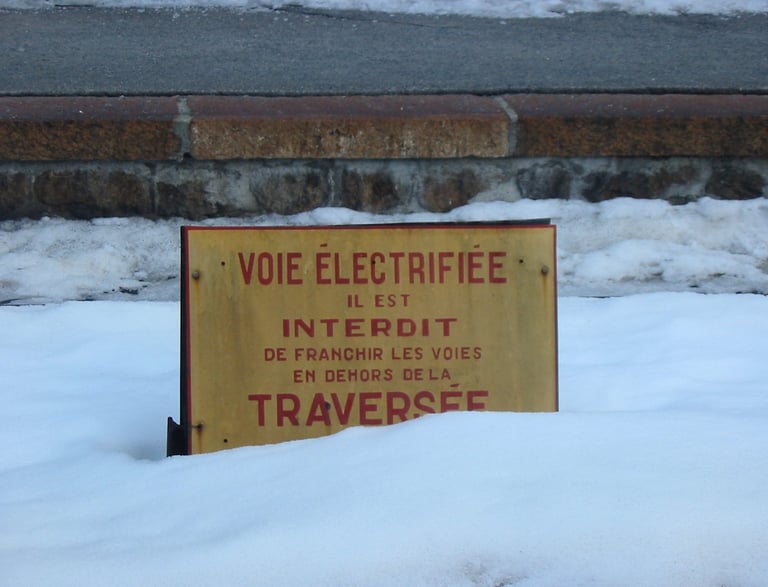 panneau de gare sous la neige