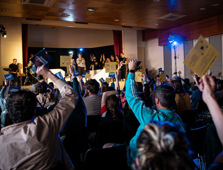 Photo de scène depuis le public avec cartons de vote match d'impro