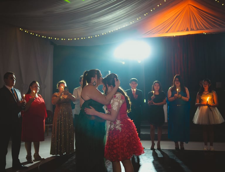 Baile de madre con su hija quinceañera en Quito, Ecuador, colores azul y naranja