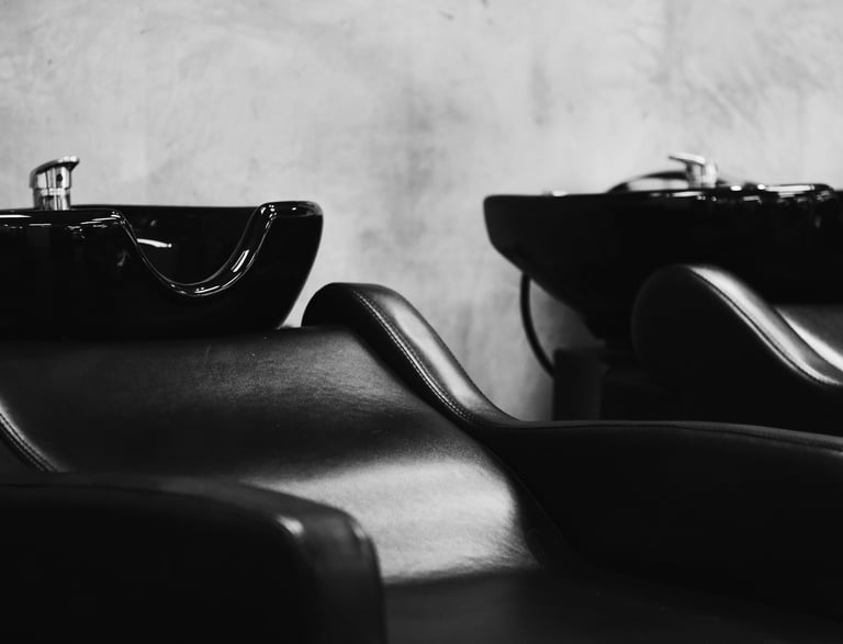 Une rangée de chaises avec des lavabos et des éviers en arrière-plan.