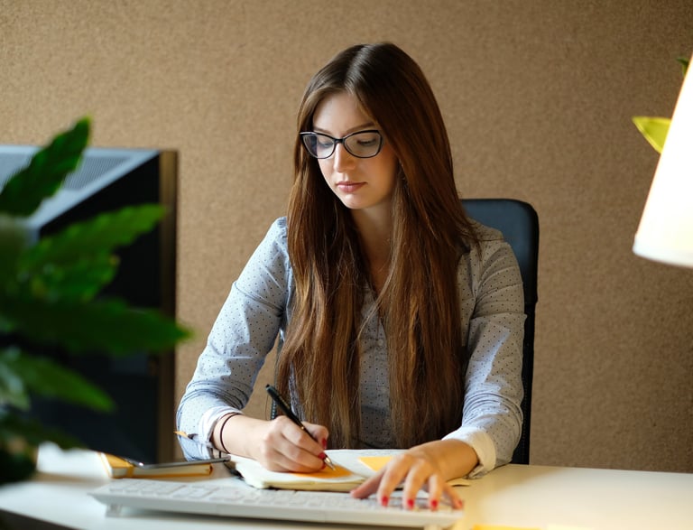 Estudiante universitaria toma apuntes