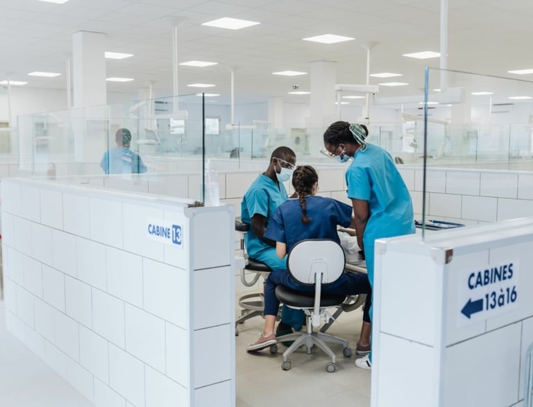 Des dentistes en blouse médicale, travaillant ensemble dans le cabinet dentaire de Yaoundé bastos