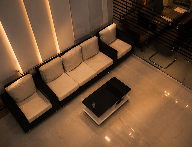 Ambiente corporativo elegante diseñado para reuniones y atención profesional a clientes y partners