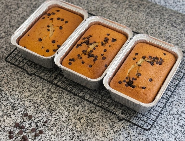 Quequitos de vainilla con chips de chocolate de Cocina con Ely, preparados con una suave masa esponj