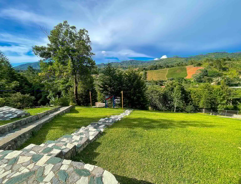 Vista a las montañas Constanza