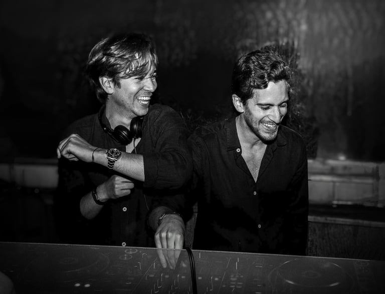 Thibault et Arnaud - Dj et percussion performance musicale live pour événements haut de gamme paris