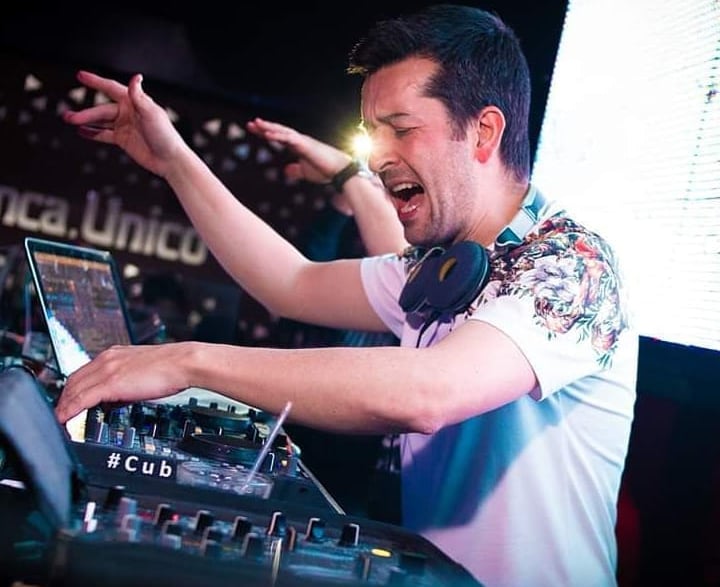 DJ para eventos, operando el controlador en una discoteca.