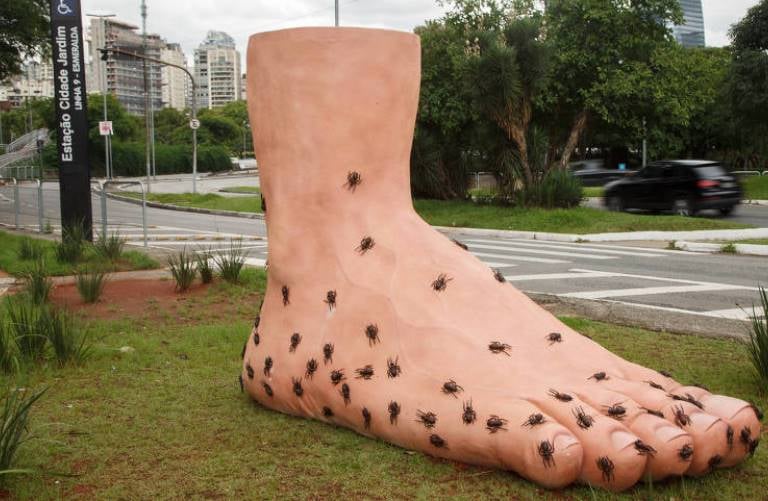 Intervenção do artista plástico Eduardo Srur