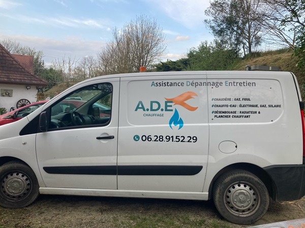 Un camion de dépannage chaudière ADE chauffage à Bérenx