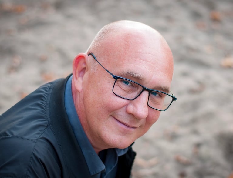 Porträt von Frank Wüst, professioneller Fotograf aus Berlin, spezialisiert auf Unternehmensfotografie, Businessporträts und T