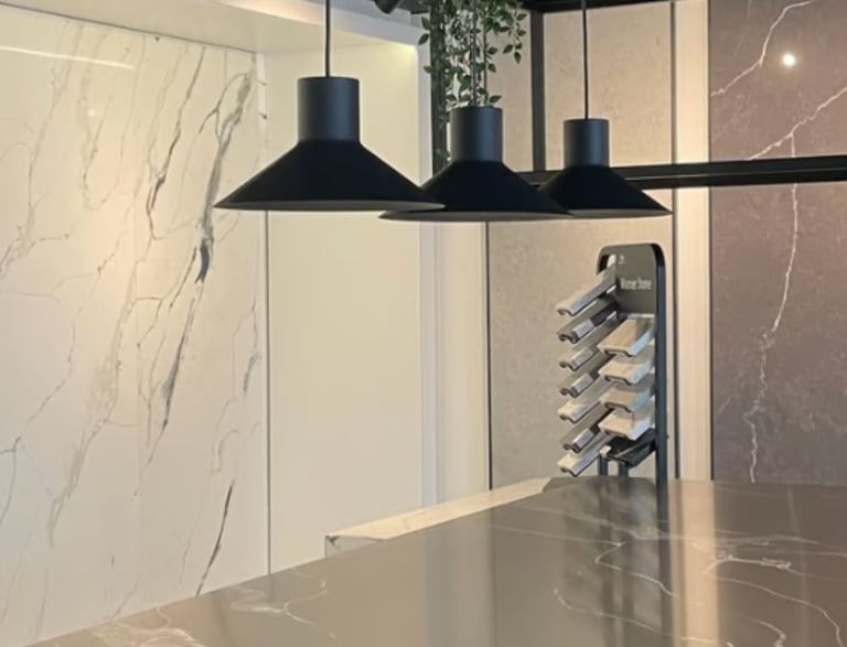 showroom con distintos modelos en cuarzo calacattas en santiago de chile