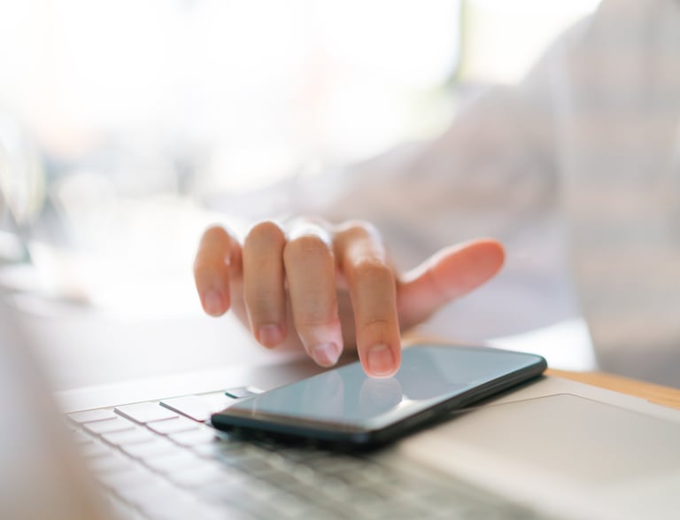 mão com telefone celular a ligar