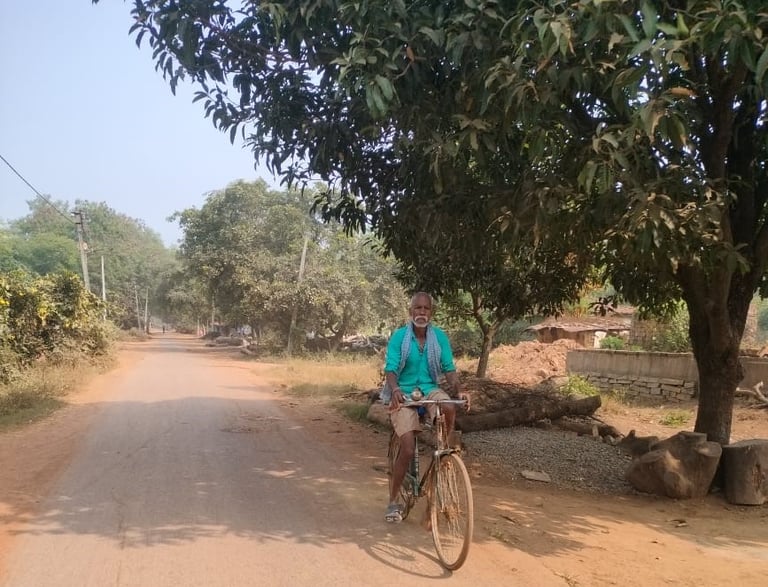 oldman riding cycle