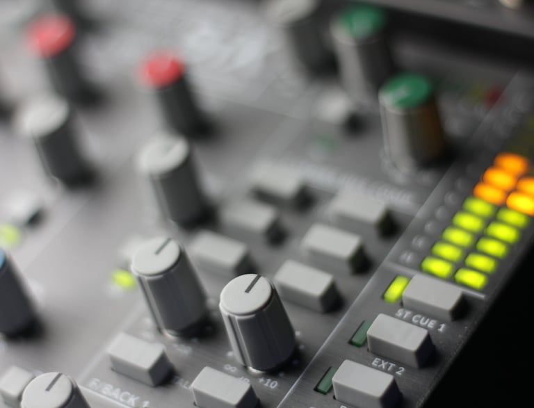table de mixage analogique avec arrière plan flou