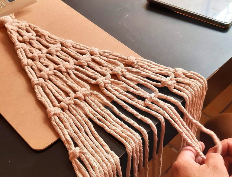 frutero de macramé hecho con nudo plano