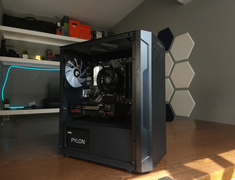 Computadora Gamer con limpio manejo de cableado, tarjeta gráfica Radeon, fuente de poder Pylon