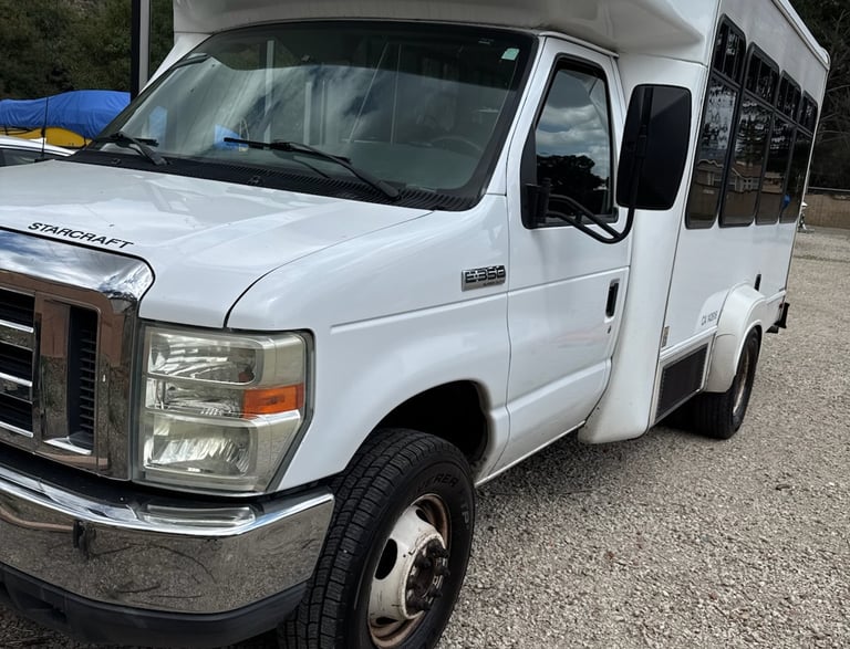 Rent a mobile dog grooming mini-bus from rentagroomingvan.com