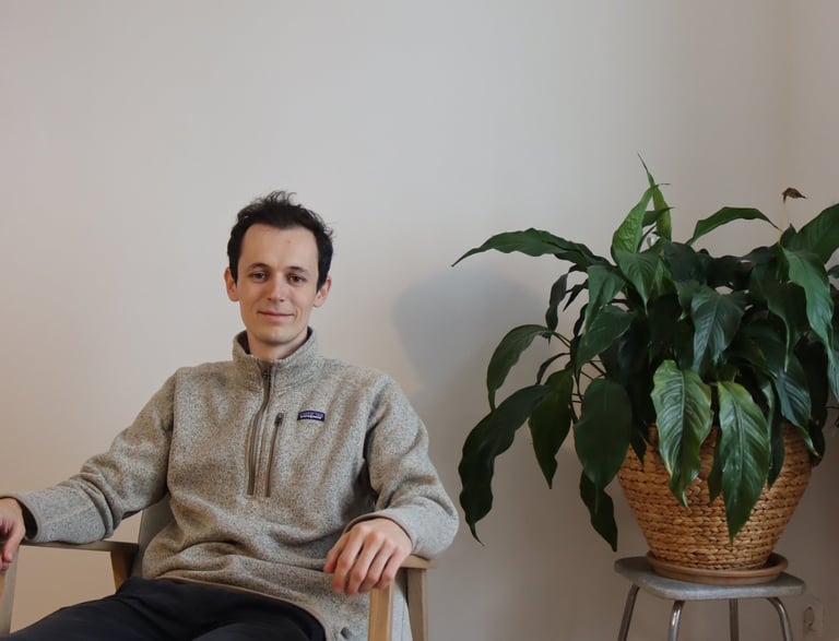 Psychologe Bruno Amanshauser in seiner Praxis sitzend