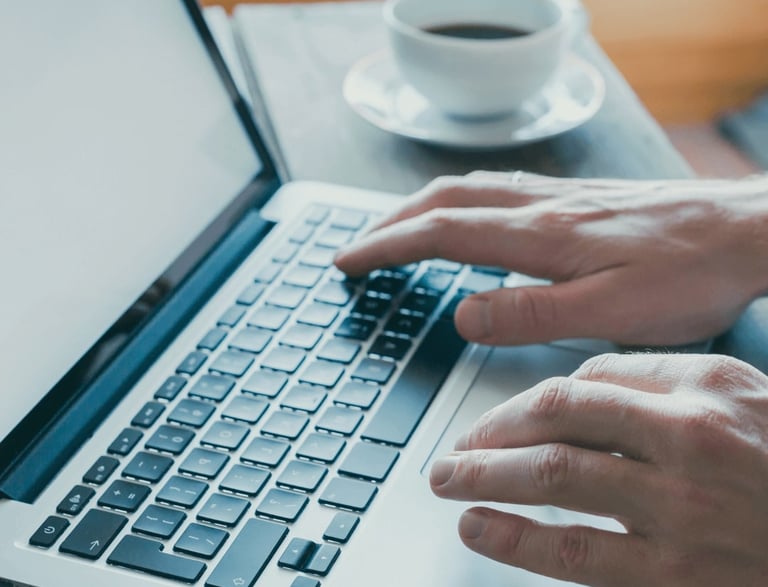 Persona che scrive un messaggio al nutrizionista