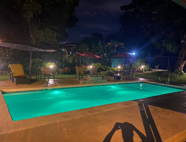 Piscina con luminarias sumergidas