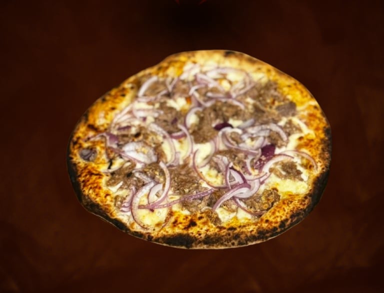 Pizza de Porco artesanal preparada pela Pizzaria Caraíva no Prior Velho, Lisboa