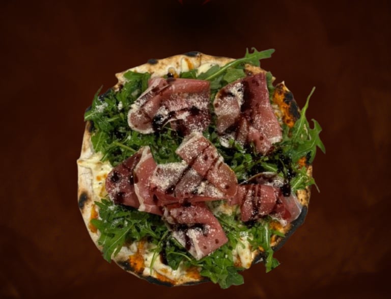 Pizza de Presunto artesanal da Pizzaria Caraíva no Prior Velho, Lisboa