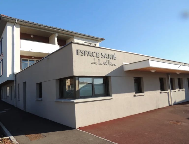 L'image montre la maison médicale lorsqu'on est devant.