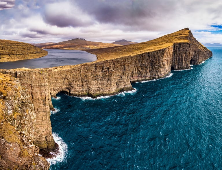The lake above the ocean | Trælanípan | Leitisvatn