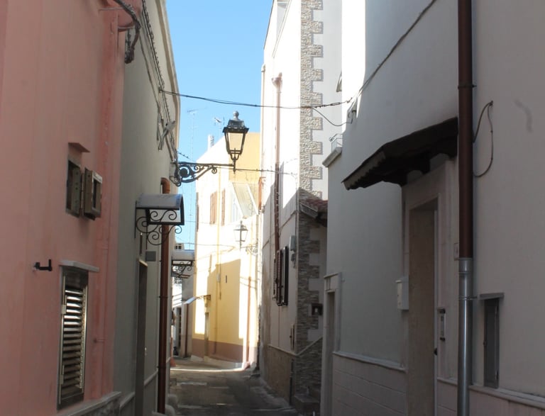 un lampione in un vicolo stretto con un lampione di Massafra in Puglia
