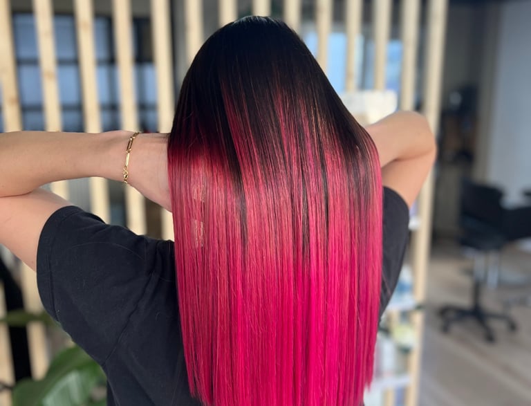 une femme aux cheveux roses et noirs et à une ombre rose