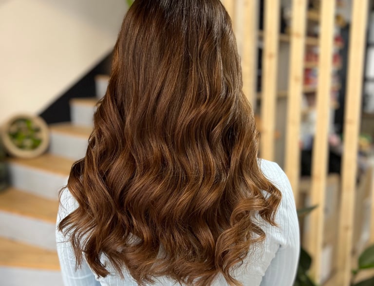 une féminin aux cheeux longs et à une chimise unise blanche