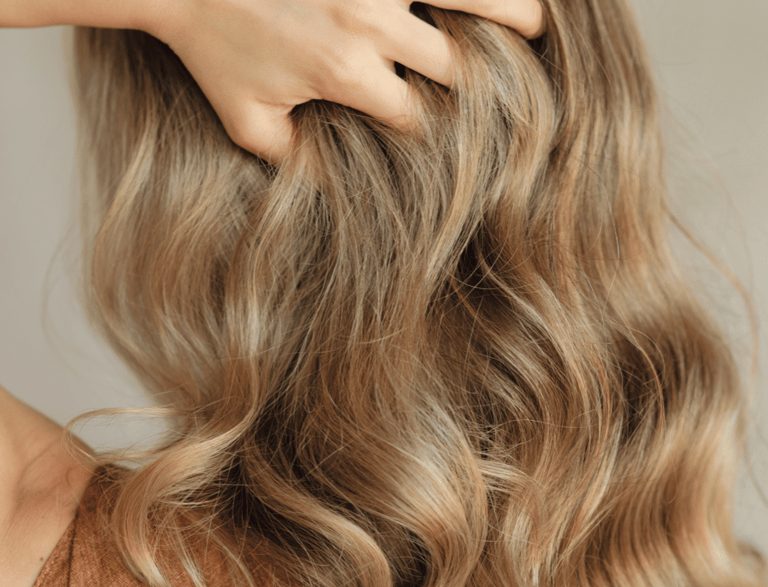 mujer tocándose la melena