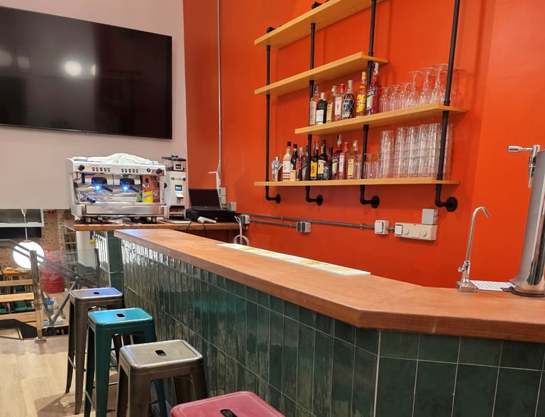 Sala interior acogedora para vivir todos los eventos deportivos entre amigos en pantallas gigantes