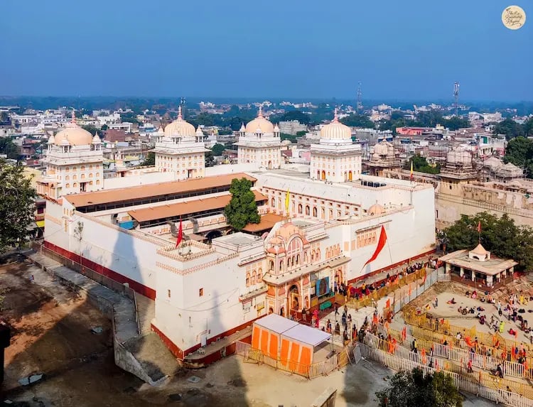 Devotees in the morning aarti at Ram Raja Temple in Orchha, with the temple’s ornate architecture in the background.