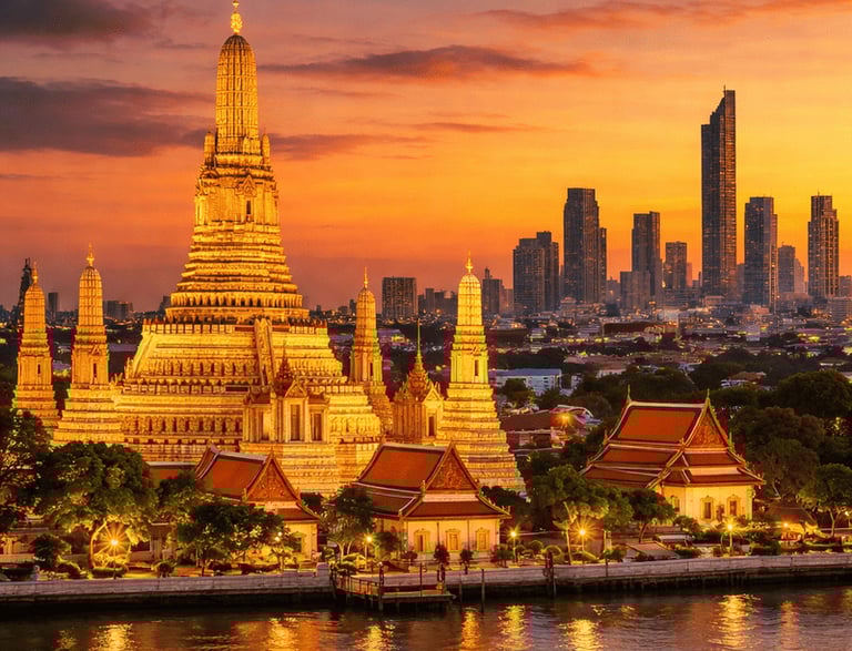Wat Arun in Bangkok bei Sonnenuntergang mit dem Chao-Phraya-Fluss und der Skyline der Stadt.