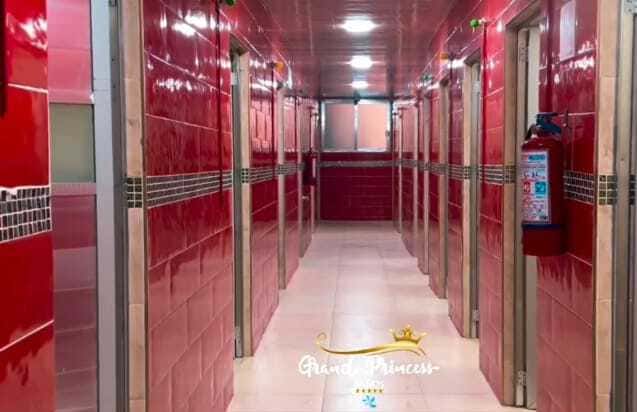 Pasillo de instalaciones limpias en Baños de vapor Grand Princess