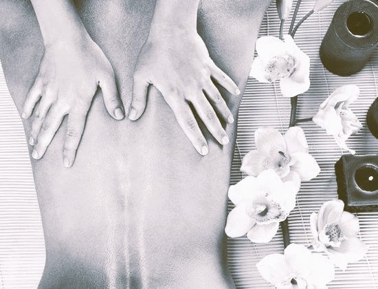 Une personne reçoit un massage relaxant massage à l'huile