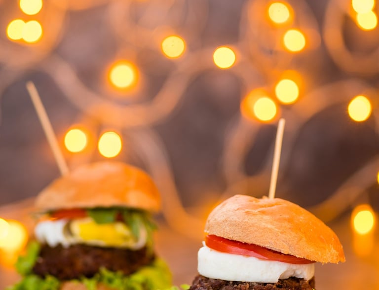 Hamburguesas y alitas gourmet servidas en evento por Las Perverchas”