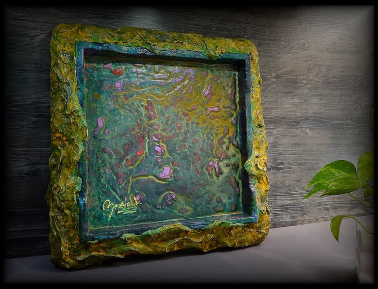 Abstraktes Acrylbild mit kunstvollem, gelbgrünen Gipsrahmen.